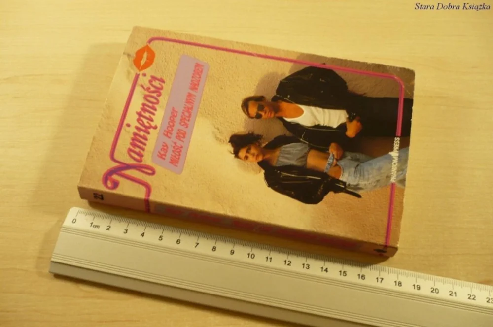 Obniżka ceny MIŁOŚĆ POD SPECJALNYM NADZOREM - Kay Hooper (1992)