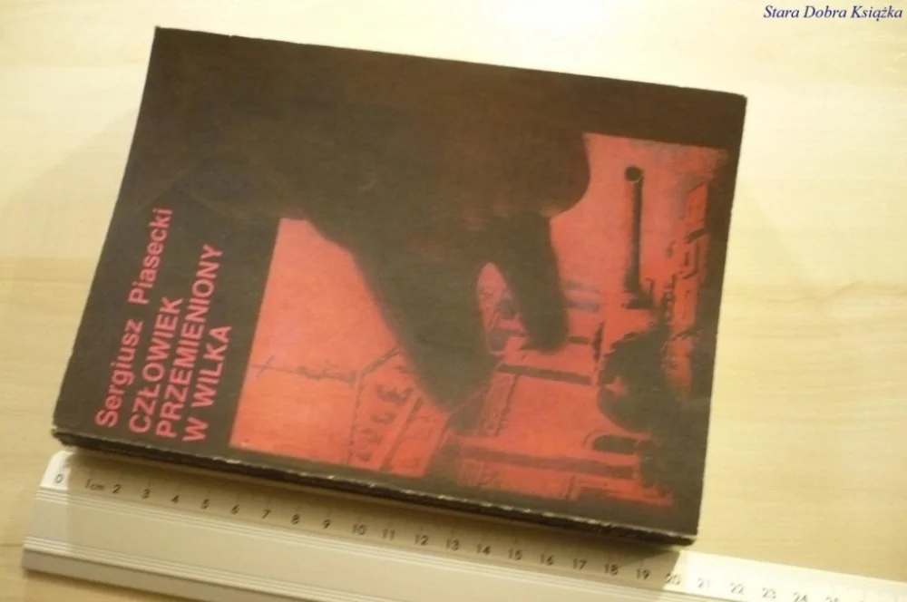 Szybka dostawa CZŁOWIEK PRZEMIENIONY W WILKA - Piasecki (1990)