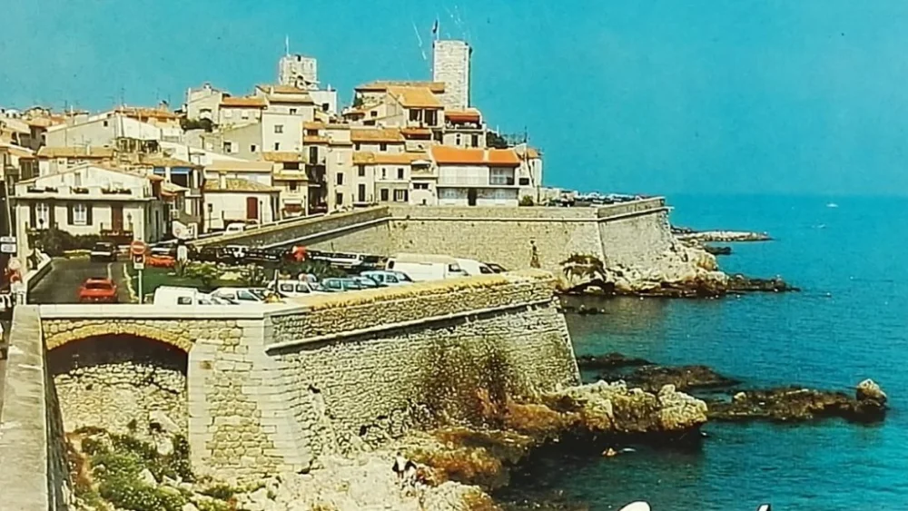 ANTIBES. LES REMPARTS ET LA VIEILLE VILLE Ograniczona ilość