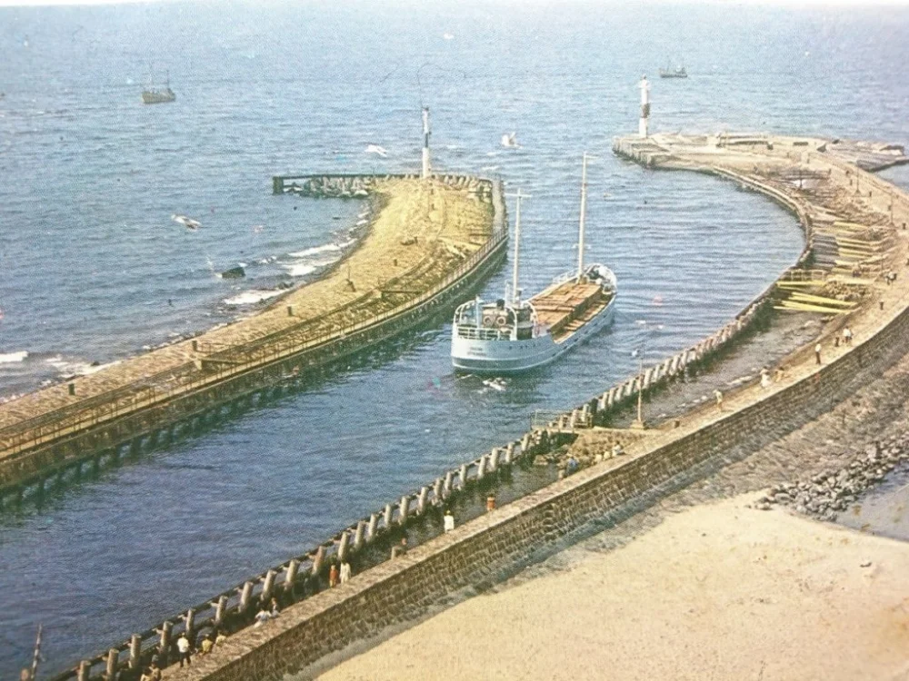 KOŁOBRZEG. WEJŚCIE DO PORTU FOT. J. HATTOWSKI Oferta