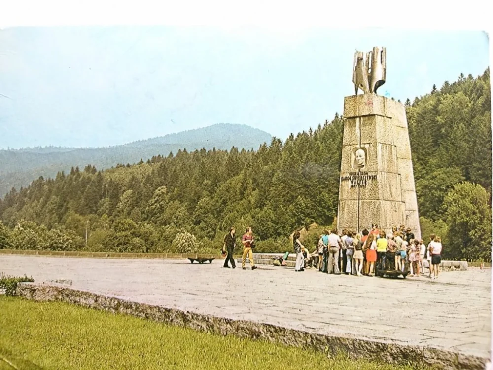 JABŁONKI. POMNIK GENERAŁA KAROLA FOT. B. ŁOPIEŃSKA Ograniczona ilość