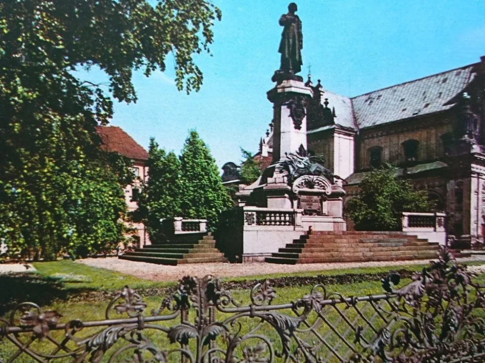 Popularny WARSZAWA. POMNIK ADAMA MICKIEWICZA FOT. KRASSOWSKI
