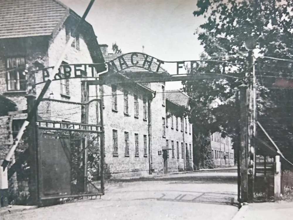 OŚWIĘCIM. MUZEUM PAŃSTWOWE... FOT. J. JASTRZĘBSKI Łatwy zwrot