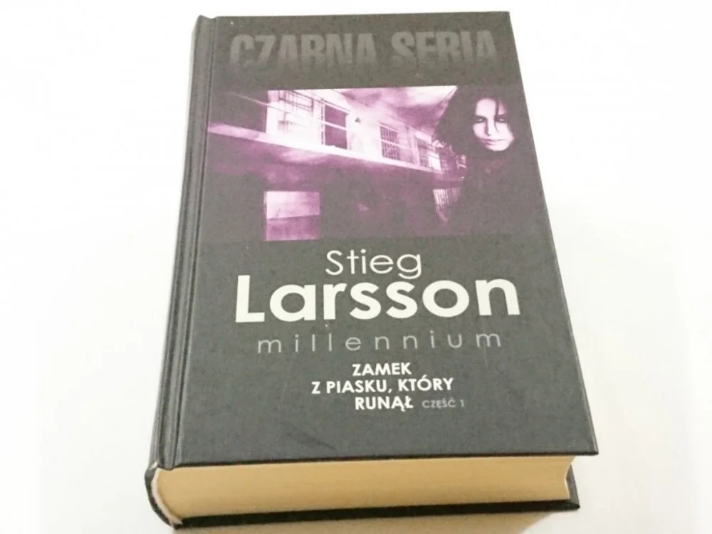 Dostępne od ręki ZAMEK Z PIASKU, KTÓRY RUNĄŁ CZĘŚĆ 1 Stieg Larrson